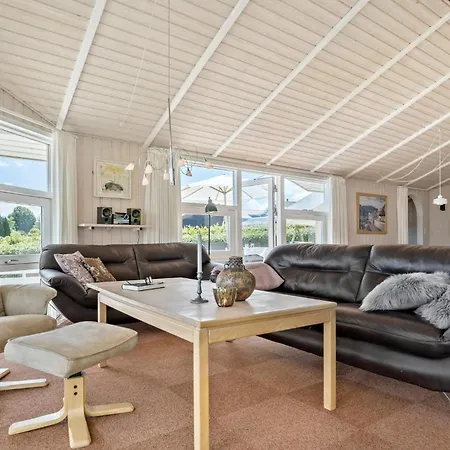 Vakantiehuis In With Sauna *